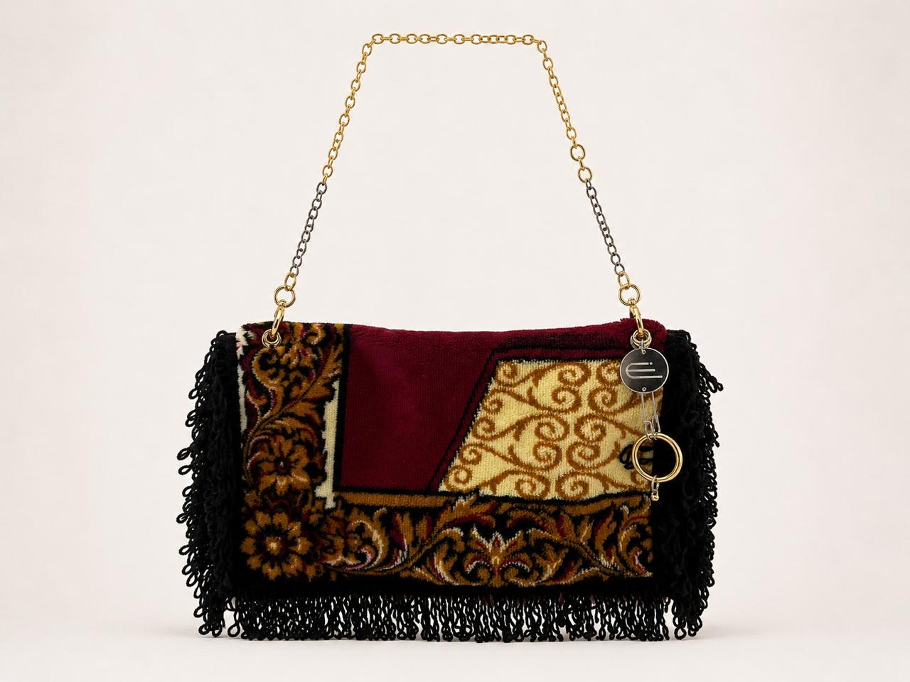TAPISS T04 — lado da bolsa com berloque metálico Microdoses
