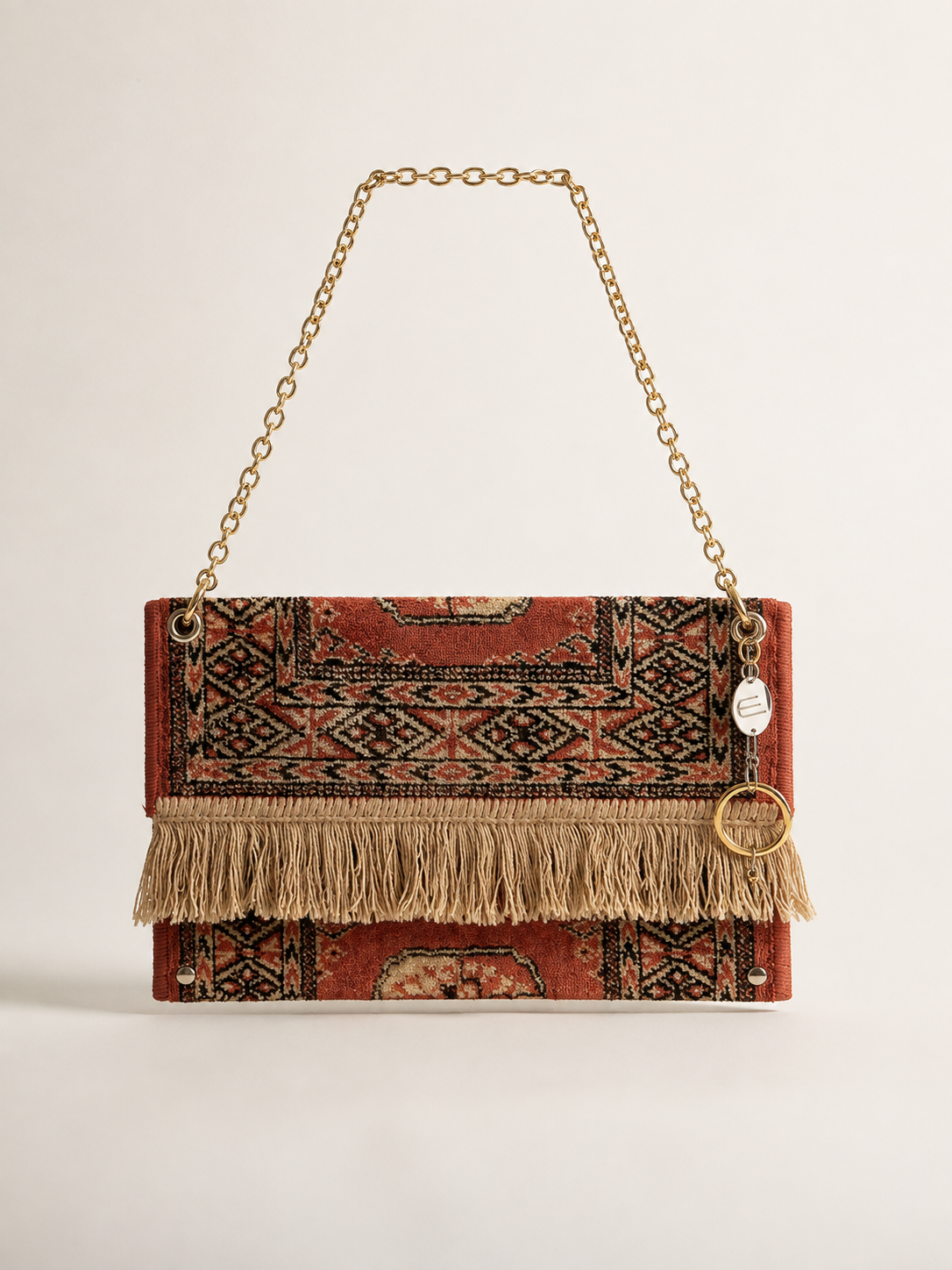 TAPISS T01 — frente da bolsa com franja, corrente e berloques