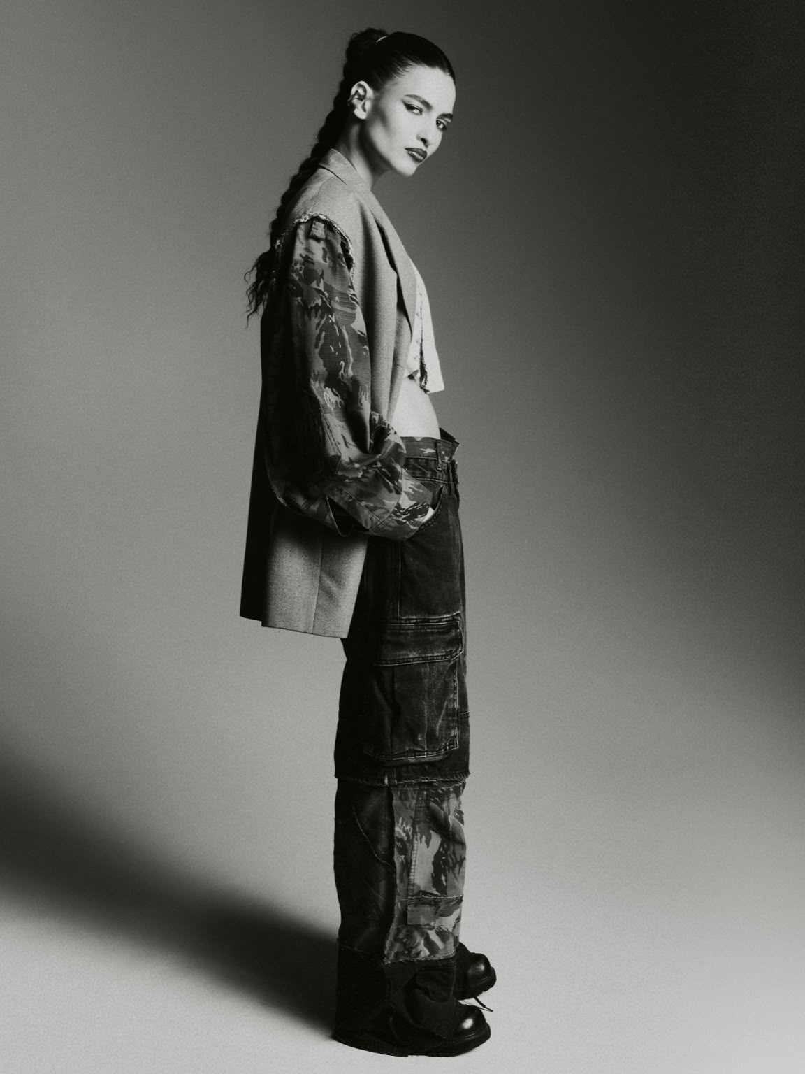 Editorial CONTRASTES em preto e branco — blazer e calça em camuflagem reconstruída, de perfil