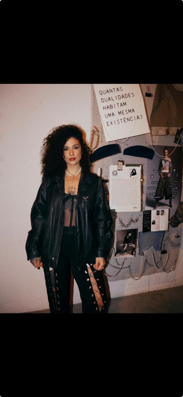Thassia dos Anjos in front of the Contrastes installation